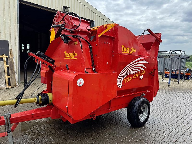 Teagle T8100 Einstreu- und Futterverteilwagen