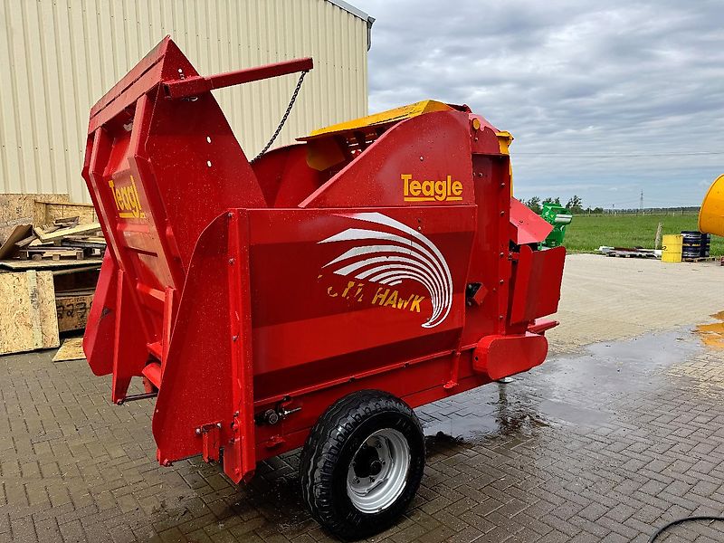 Teagle T8100 Einstreu- und Futterverteilwagen