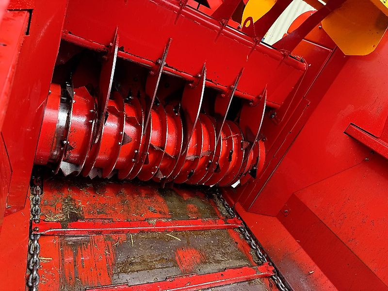 Teagle T8100 Einstreu- und Futterverteilwagen