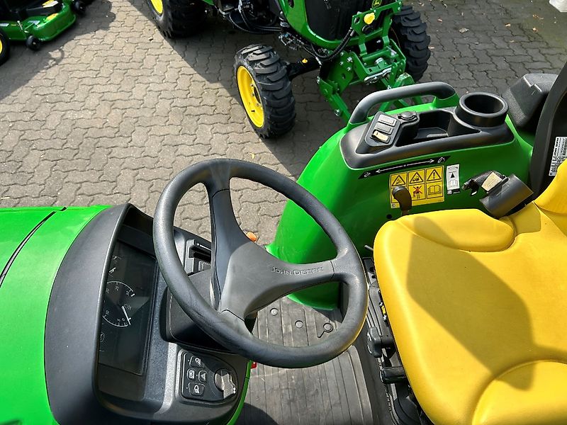 John Deere 3025E