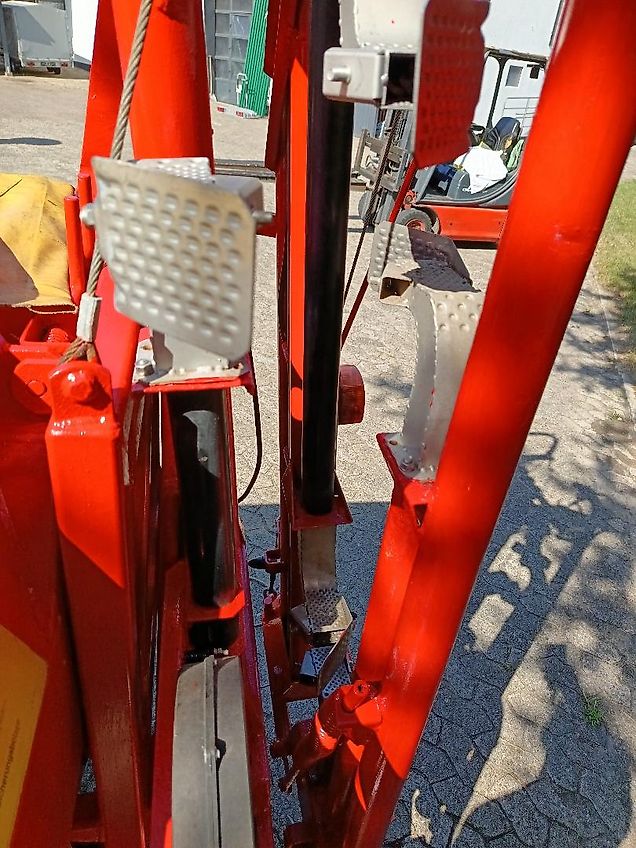 Rauch Rauch Aero 1112 Pneumatikstreuer 12 m Arbeitsbreite Kuhn Pnematikstreuer mit 16 Düsen alle 75 cm Pralleteller 16 Auslässe auf 12 m mit hydraulischer Klappung