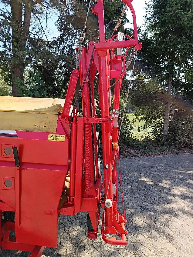 Rauch Rauch Aero 1112 Pneumatikstreuer 12 m Arbeitsbreite Kuhn Pnematikstreuer mit 16 Düsen alle 75 cm Pralleteller 16 Auslässe auf 12 m mit hydraulischer Klappung