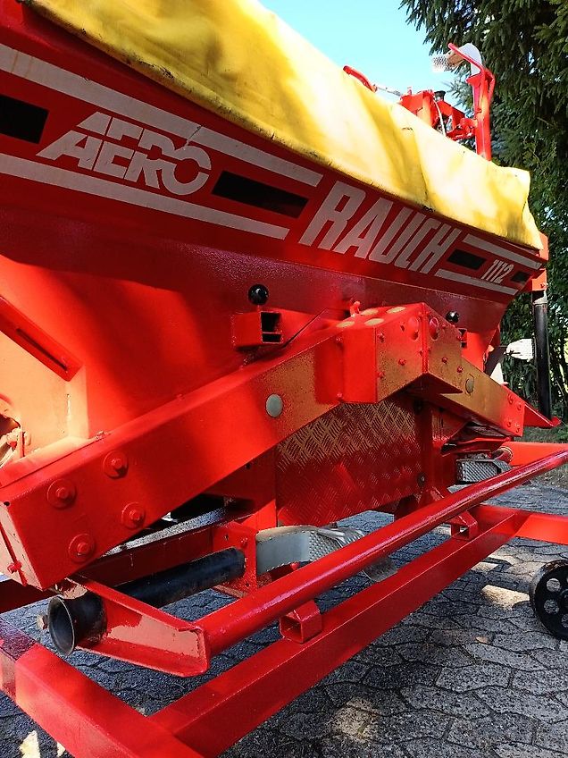 Rauch Rauch Aero 1112 Pneumatikstreuer 12 m Arbeitsbreite Kuhn Pnematikstreuer mit 16 Düsen alle 75 cm Pralleteller 16 Auslässe auf 12 m mit hydraulischer Klappung