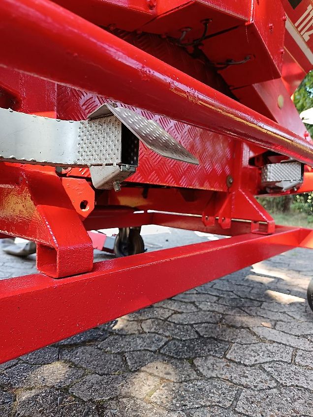 Rauch Rauch Aero 1112 Pneumatikstreuer 12 m Arbeitsbreite Kuhn Pnematikstreuer mit 16 Düsen alle 75 cm Pralleteller 16 Auslässe auf 12 m mit hydraulischer Klappung