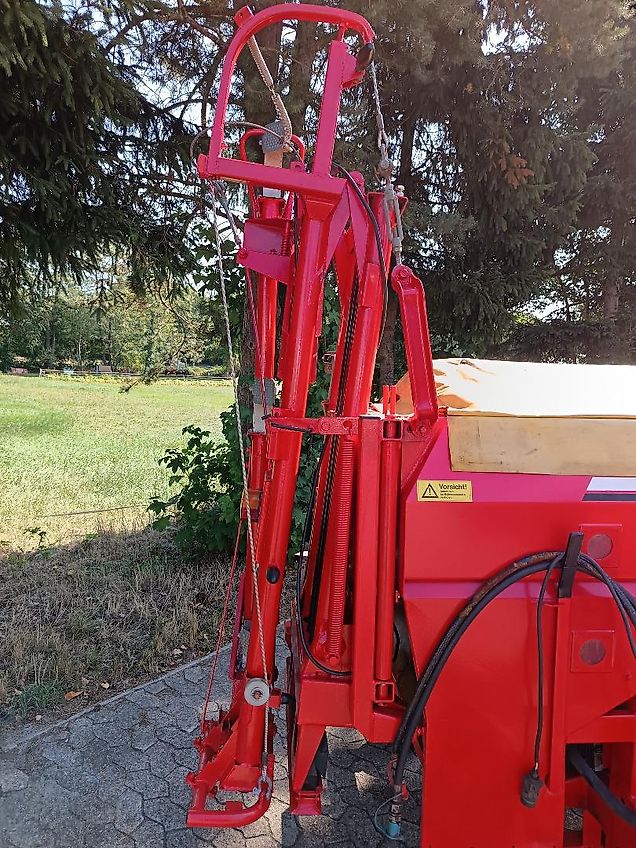 Rauch Rauch Aero 1112 Pneumatikstreuer 12 m Arbeitsbreite Kuhn Pnematikstreuer mit 16 Düsen alle 75 cm Pralleteller 16 Auslässe auf 12 m mit hydraulischer Klappung