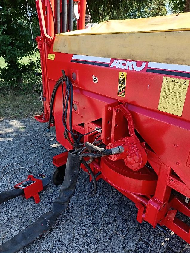 Rauch Rauch Aero 1112 Pneumatikstreuer 12 m Arbeitsbreite Kuhn Pnematikstreuer mit 16 Düsen alle 75 cm Pralleteller 16 Auslässe auf 12 m mit hydraulischer Klappung