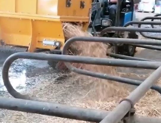 VDMJ Quaderballenverteiler Typ SV2R Einstreumaschine