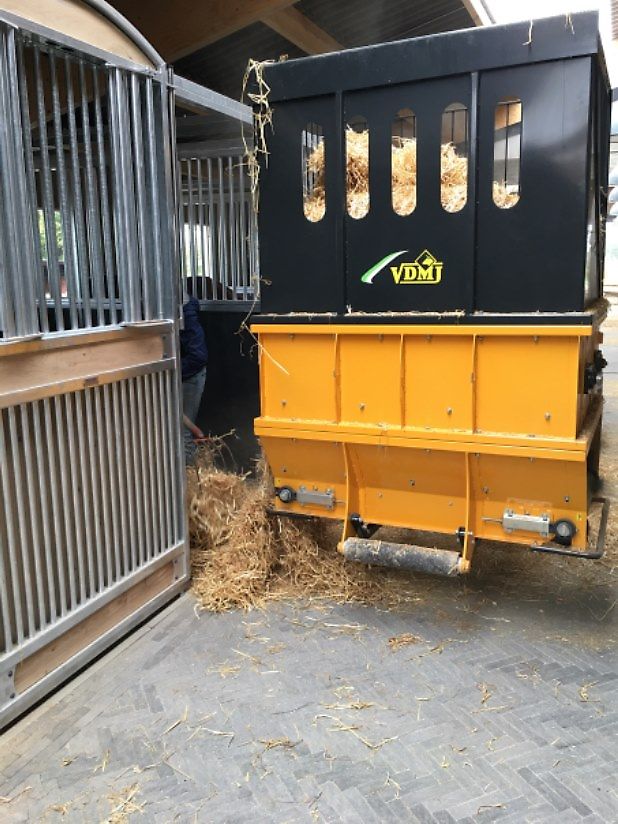 VDMJ Quaderballenverteiler Typ SV2R Einstreumaschine