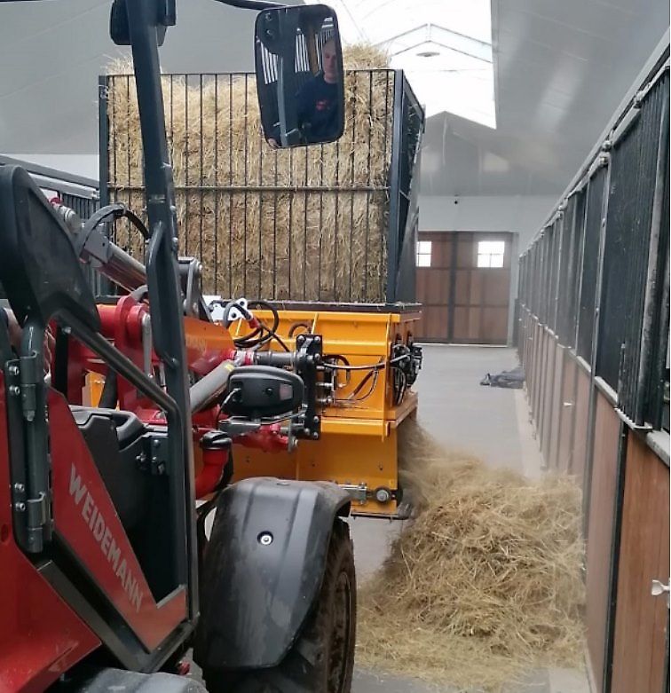 VDMJ Quaderballenverteiler Typ SV2R Einstreumaschine