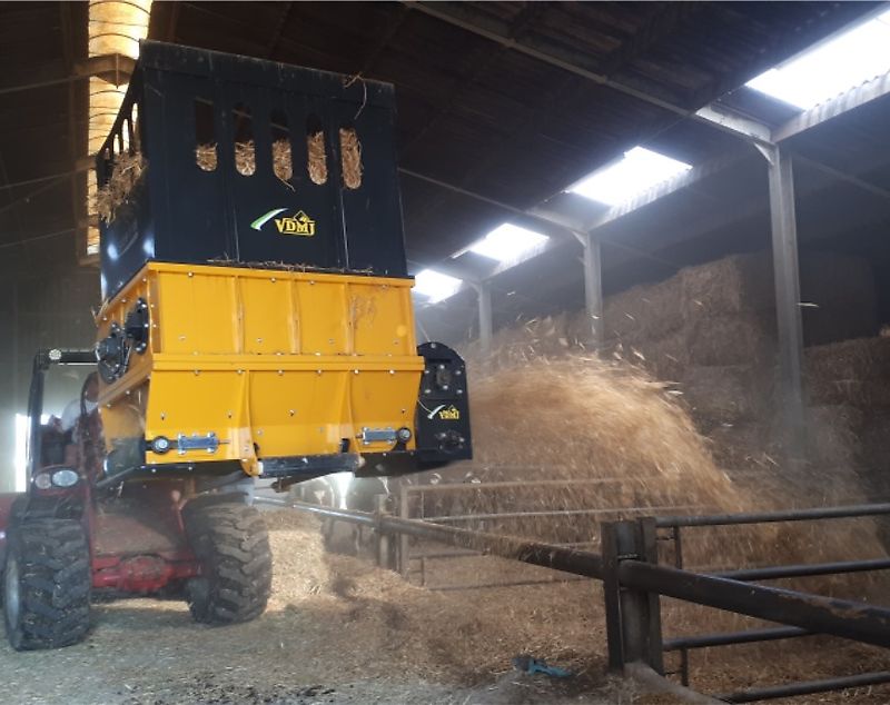 VDMJ Quaderballenverteiler Typ SV2R Einstreumaschine