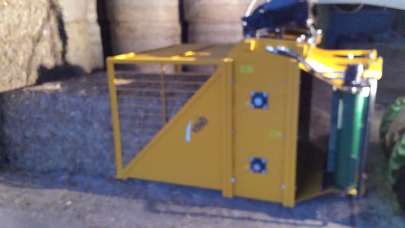 VDMJ Quaderballenverteiler Typ SV2R Einstreumaschine