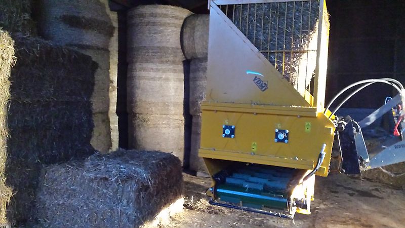 VDMJ Quaderballenverteiler Typ SV2R Einstreumaschine