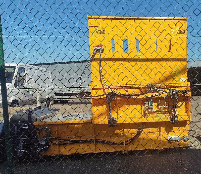 VDMJ Quaderballenverteiler Typ SV2R Einstreumaschine