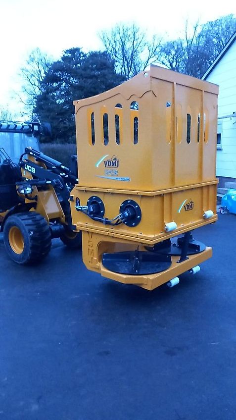 VDMJ Quaderballenverteiler Typ SV2R Einstreumaschine