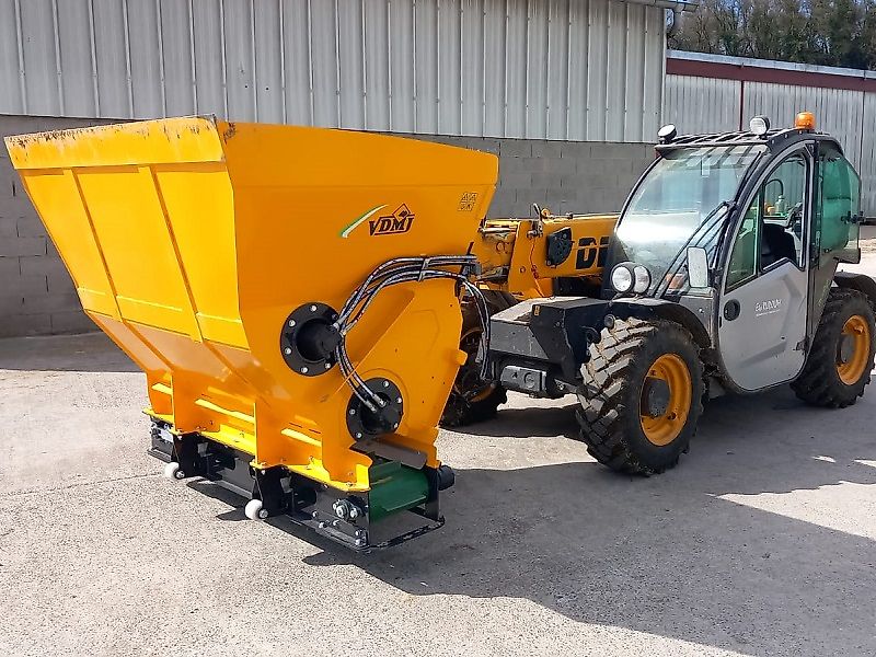 VDMJ CV2R-2000 Liegeboxen Einstreugerät / Mais - TMR Verteilschaufel / Kompostverteiler