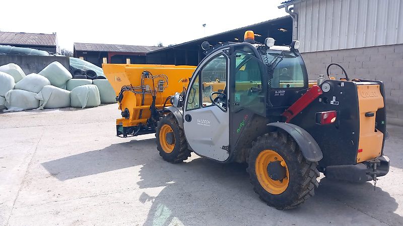 VDMJ CV2R-2000 Liegeboxen Einstreugerät / Mais - TMR Verteilschaufel / Kompostverteiler