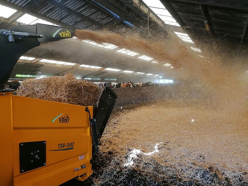 VDMJ TSB-260Z Einstreumaschine mit 300 Grad Drehturm Schleppermaschine
