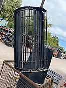 New Holland Ersatzteilpaket mit neuw. Dreschkorb, Rotorabdeckungen, Verschleißplatten, Kerzenschlüssel etc., Zugehörigkeit leider nicht bekannt, weitere Abmessungen gern auf Anfrage, Paketpreis für alle abgeb. Teile