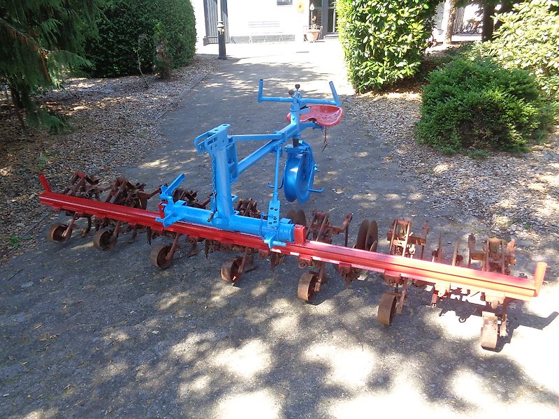 Rau Hackgerät 6 reihig mit Exaktsteuerung Hackschutzscheiben je Reihe 3 Hackschare alleArbeitswerkzeuge Stufenlos Verstellbar