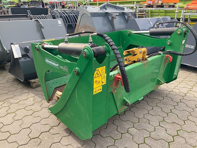 Düvelsdorf silageschneidschaufel mit Tanco Ballenhalter