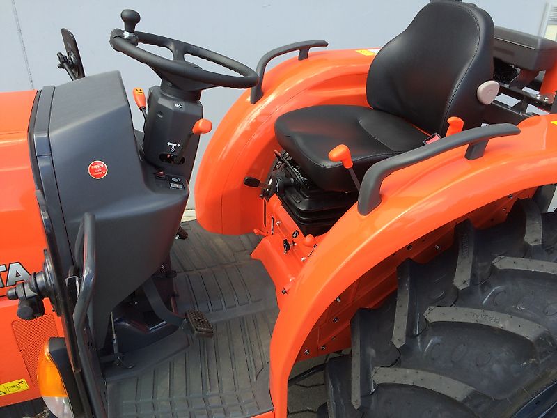 Kubota KUBOTA L1-452 S (L1452), 45PS Allradtraktor, inkl. Frontlader m. Parallelführung