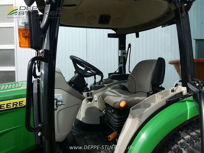 John Deere 3046R