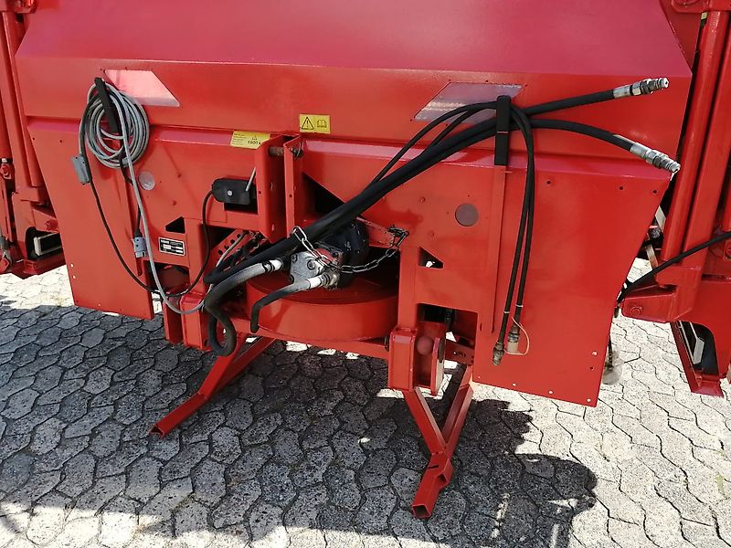 Rauch Kuhn Aero Pneumatikstreuer RAUCH AERO 2224 mit Quantron L&Rauch TS4-6 Bedienterminal elektrischer Steuereinheit 24 m Arbeitsbreite mit 4 fach Teilbreitenstreuer hydraulischer Klappung Pneumatikstreuer mit 1700 Liter Behälter Pneumatikstreuer AERO mit 16 D