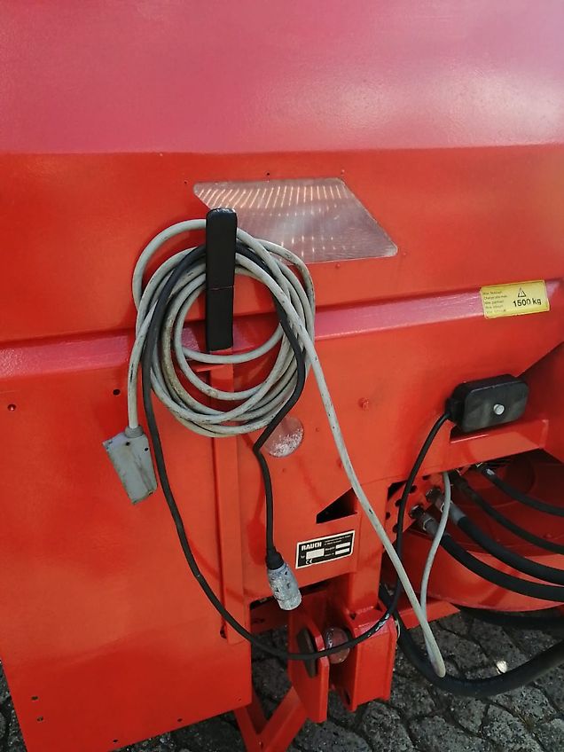 Rauch Kuhn Aero Pneumatikstreuer RAUCH AERO 2224 mit Quantron L&Rauch TS4-6 Bedienterminal elektrischer Steuereinheit 24 m Arbeitsbreite mit 4 fach Teilbreitenstreuer hydraulischer Klappung Pneumatikstreuer mit 1700 Liter Behälter Pneumatikstreuer AERO mit 16 D