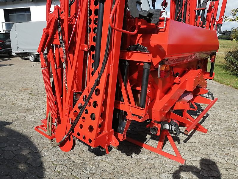 Rauch Kuhn Aero Pneumatikstreuer RAUCH AERO 2224 mit Quantron L&Rauch TS4-6 Bedienterminal elektrischer Steuereinheit 24 m Arbeitsbreite mit 4 fach Teilbreitenstreuer hydraulischer Klappung Pneumatikstreuer mit 1700 Liter Behälter Pneumatikstreuer AERO mit 16 D