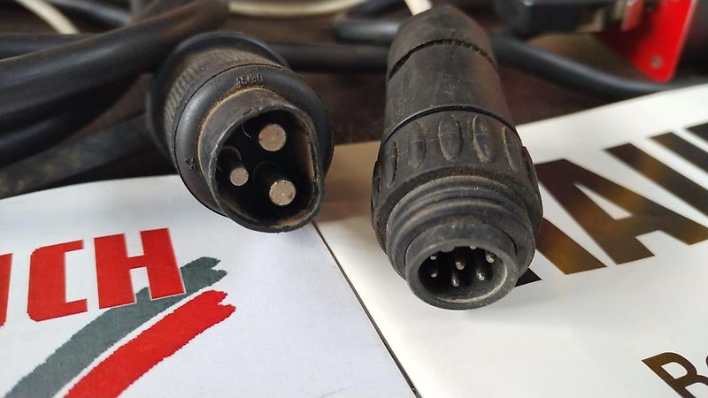 Kuhn Kuhn AERO 2024 Pneumatikstreuer Rauch Aero 2224 Pneumatikstreuer 24m Arbeitsbreite Quantron L Bedienterminal 16 Auslässe Abstand 150cm 4 Fach Teilbreitenschaltung gestängrklappung Hydraulisch