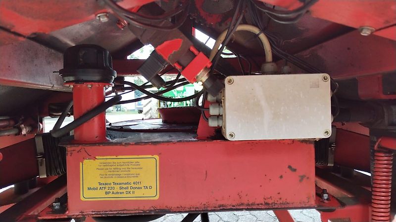 Kuhn Kuhn AERO 2024 Pneumatikstreuer Rauch Aero 2224 Pneumatikstreuer 24m Arbeitsbreite Quantron L Bedienterminal 16 Auslässe Abstand 150cm 4 Fach Teilbreitenschaltung gestängrklappung Hydraulisch