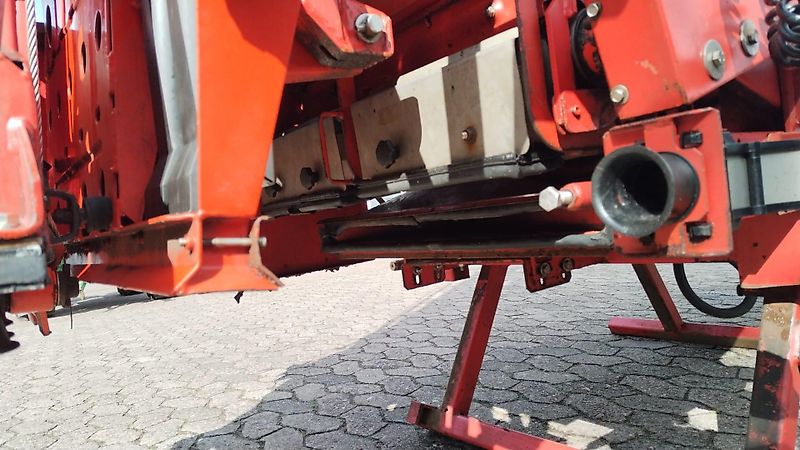 Kuhn Kuhn AERO 2024 Pneumatikstreuer Rauch Aero 2224 Pneumatikstreuer 24m Arbeitsbreite Quantron L Bedienterminal 16 Auslässe Abstand 150cm 4 Fach Teilbreitenschaltung gestängrklappung Hydraulisch