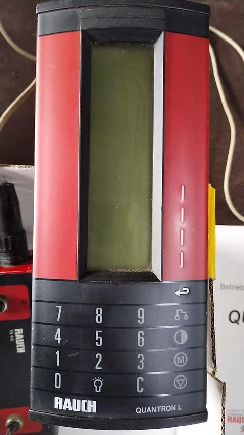 Kuhn Kuhn AERO 2024 Pneumatikstreuer Rauch Aero 2224 Pneumatikstreuer 24m Arbeitsbreite Quantron L Bedienterminal 16 Auslässe Abstand 150cm 4 Fach Teilbreitenschaltung gestängrklappung Hydraulisch