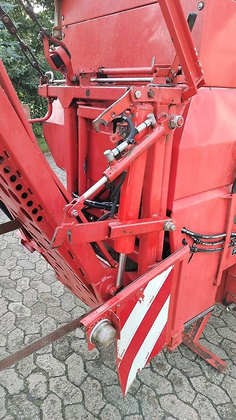 Kuhn Kuhn AERO 2024 Pneumatikstreuer Rauch Aero 2224 Pneumatikstreuer 24m Arbeitsbreite Quantron L Bedienterminal 16 Auslässe Abstand 150cm 4 Fach Teilbreitenschaltung gestängrklappung Hydraulisch