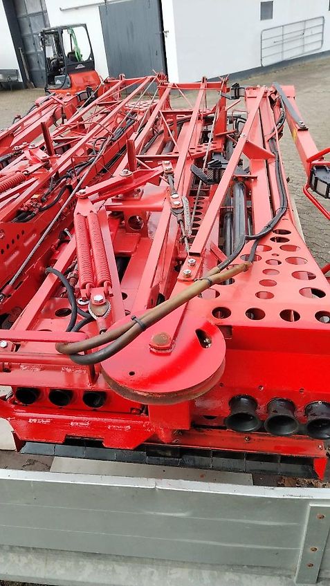 Kuhn Kuhn AERO 2024 Pneumatikstreuer Rauch Aero 2224 Pneumatikstreuer 24m Arbeitsbreite Quantron L Bedienterminal 16 Auslässe Abstand 150cm 4 Fach Teilbreitenschaltung gestängrklappung Hydraulisch