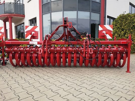 Lupus Wał daszkowy na przedni tuz z włóką 3,0 m , ø 600/Front V-ring roller with scraper beam 3.0 m, ø 600/Rullo anteriore V-ring con trave raschiante 3,0 m, ø 600/Rouleau V-ring avant avec racleur 3,0 m, ø 600/