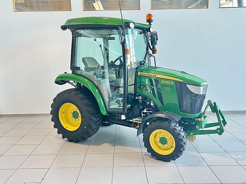 John Deere 3046R