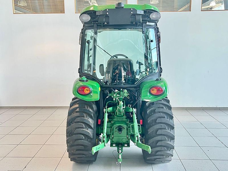 John Deere 3046R