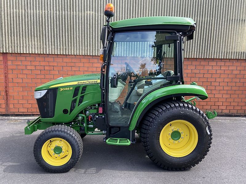 John Deere 3046R