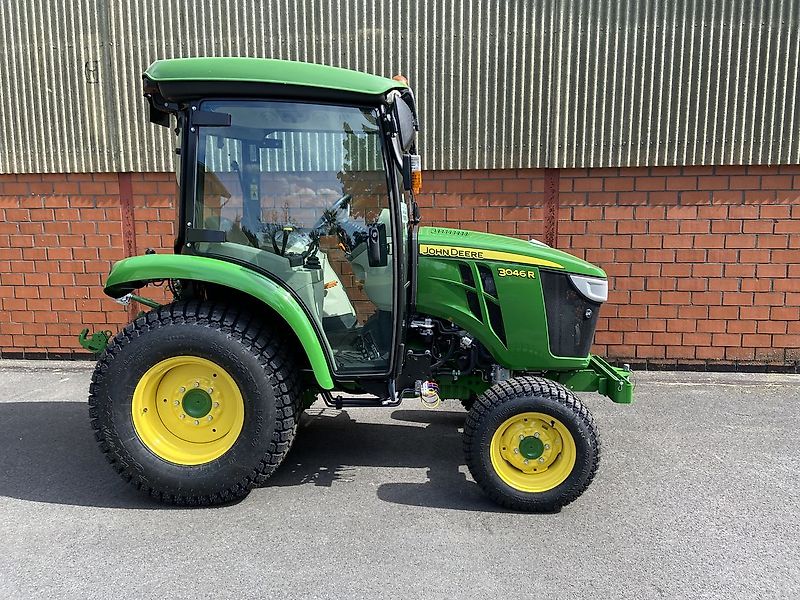 John Deere 3046R