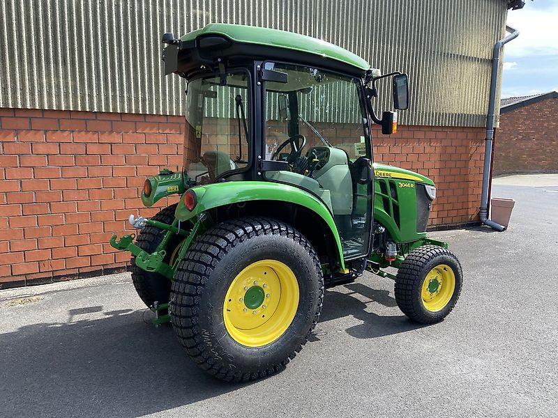 John Deere 3046R