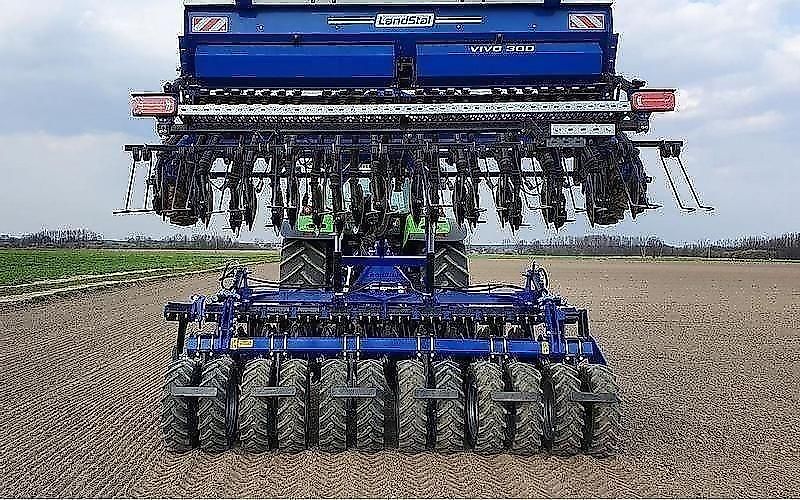Landstal Kurzscheiben-Egge ATS mit Hitch für Drillmaschine 3m und Fahrwerk
